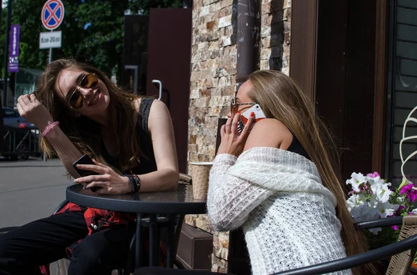 İki kız arkadaşım cep telefonu kullanıyorsunuz — Stok fotoğraf