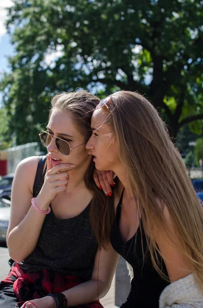 Twee vriendinnen enjoing tijd samen — Stockfoto