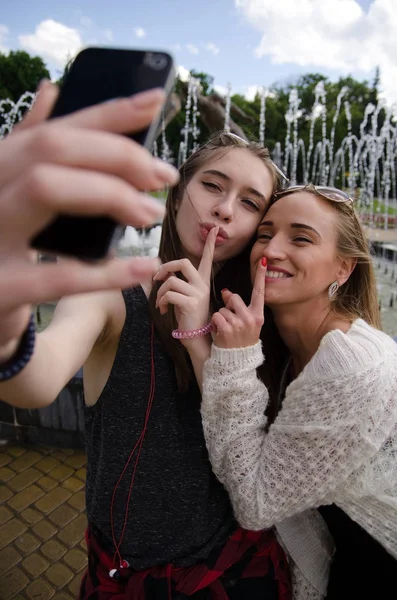 Girlfriends are making selfie on the street — Stock Photo, Image