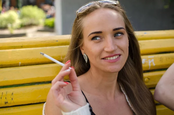 Mujer joven está fumando o — Foto de Stock