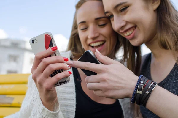 Duas amigas com os telefones. — Fotografia de Stock