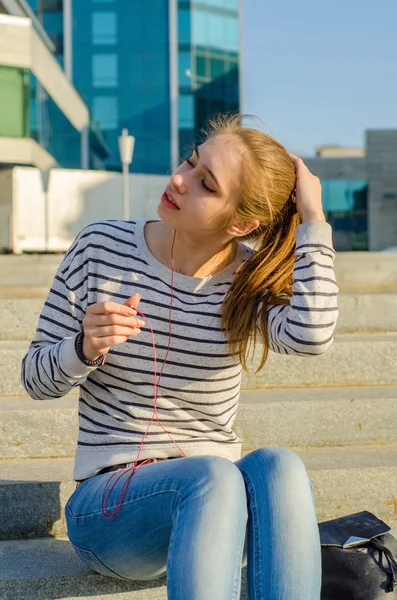 Mujer joven escuchando música — Foto de Stock