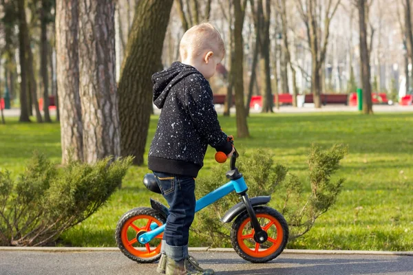 실행된 자전거에 소년 — 스톡 사진