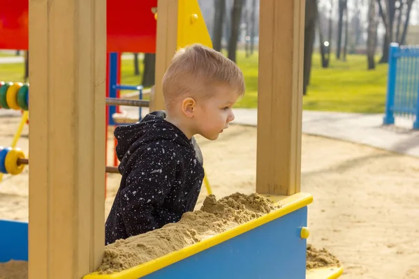 Kleine jongen op de speelplaats — Stockfoto