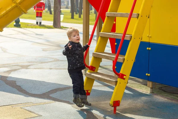 Niño pequeño en el patio de recreo — Foto de Stock