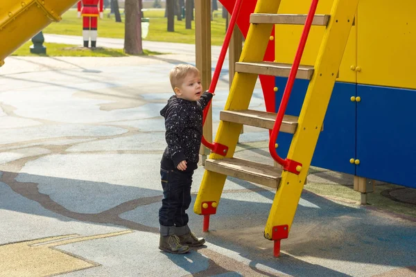 Niño pequeño en el patio de recreo — Foto de Stock