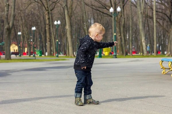 Μικρό αγόρι περπατά στο πάρκο — Φωτογραφία Αρχείου