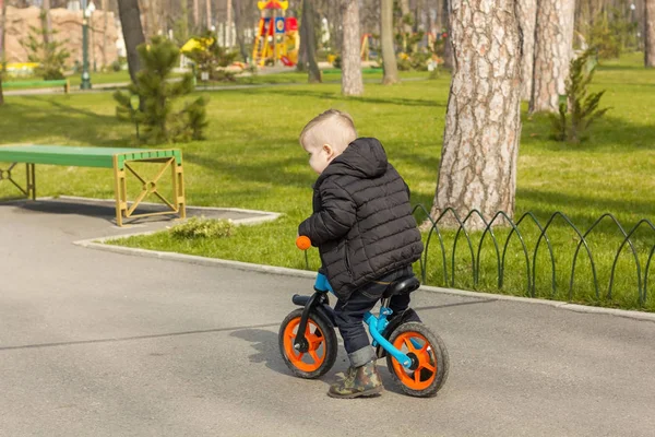 실행-자전거에 소년 — 스톡 사진