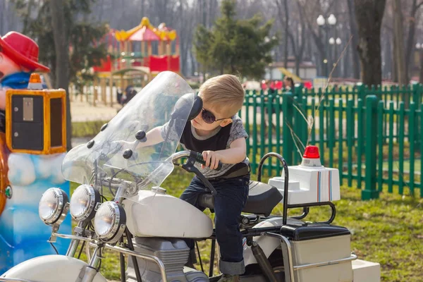 Niño en la motocicleta — Foto de Stock