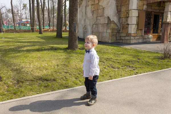 Chlapec v košili hraje v parku — Stock fotografie