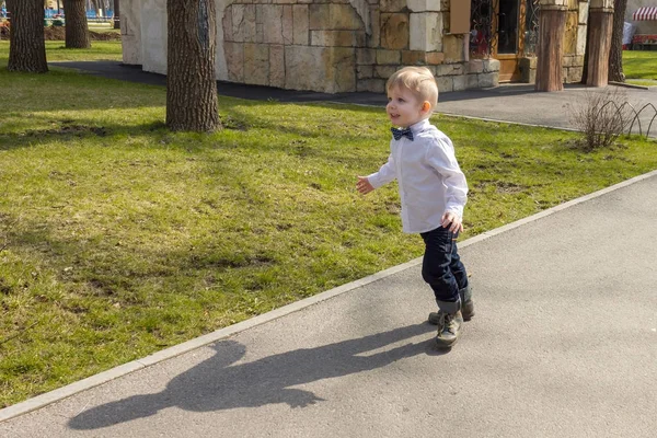 Мальчик в рубашке играет в парке — стоковое фото
