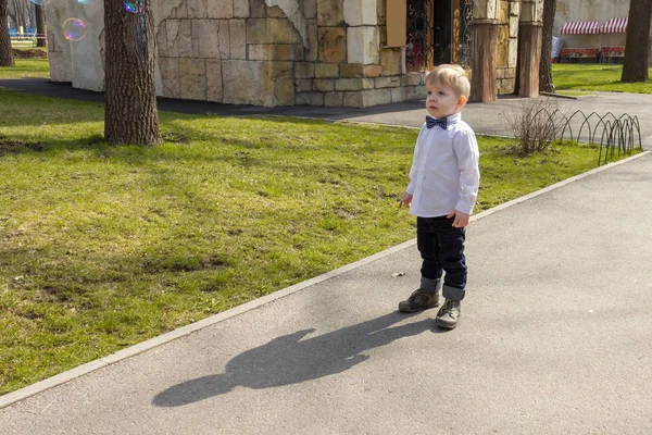 Мальчик в рубашке играет в парке — стоковое фото