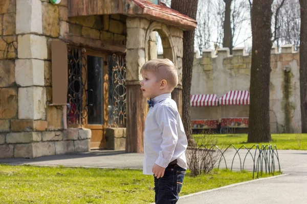 Αγόρι στο πουκάμισο παίζοντας στο πάρκο — Φωτογραφία Αρχείου