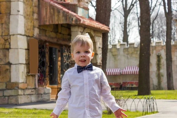 Niño con camisa está jugando en el parque — Foto de Stock