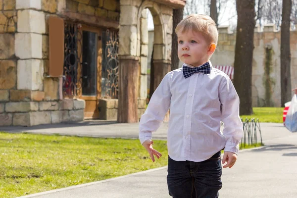 Niño con camisa está jugando en el parque — Foto de Stock