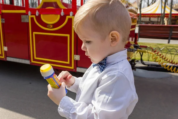 Niño con camisa está jugando en el parque — Foto de Stock