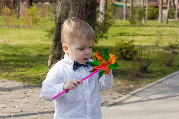 Mały chłopiec w koszuli z plastikowe zabawki — Zdjęcie stockowe