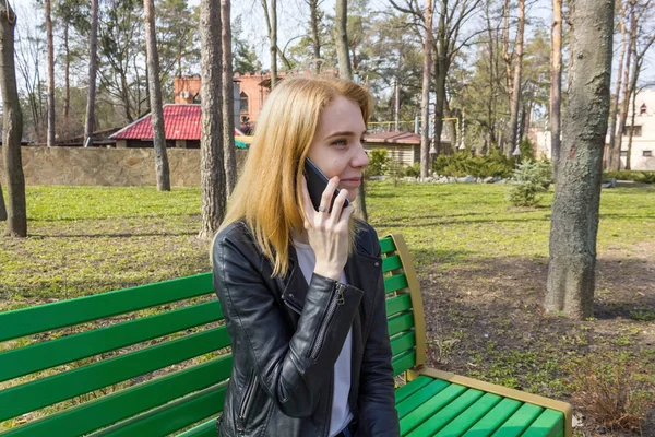 Hermosa mujer está hablando por teléfono — Foto de Stock