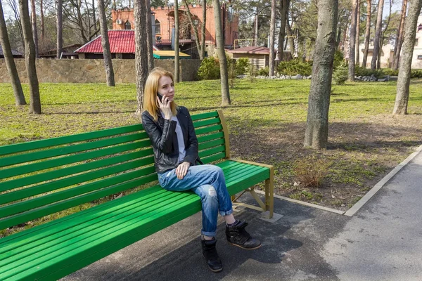 Güzel kadın telefonla konuşuyor