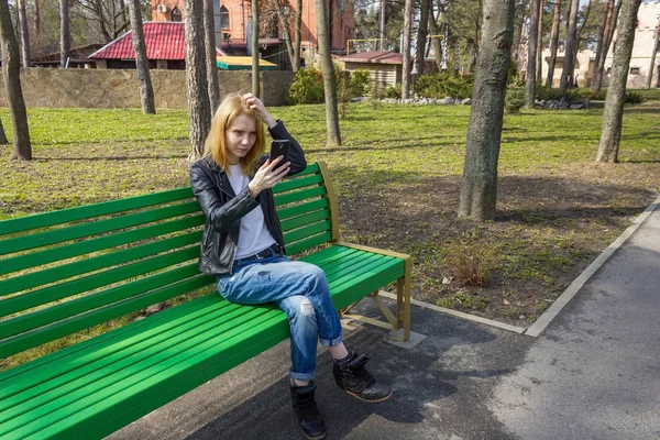 kadın parkta selfie yapma