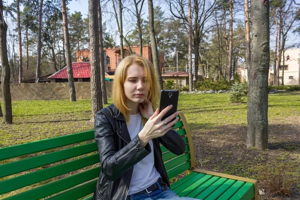 kadın parkta selfie yapma