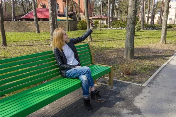 Vrouw selfie maken in het park — Stockfoto