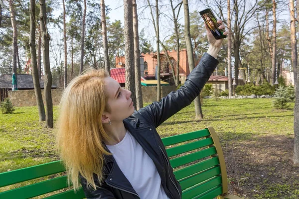 Mulher fazendo selfie no parque — Fotografia de Stock