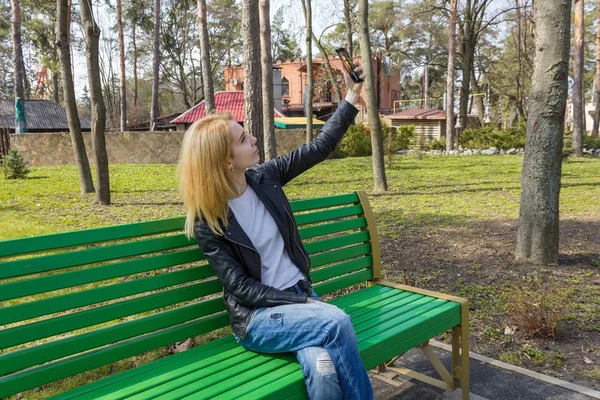 Vrouw selfie maken in het park — Stockfoto