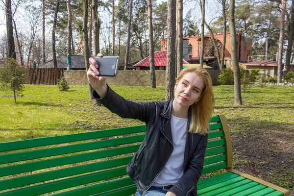 Nő, ami selfie a parkban — Stock Fotó