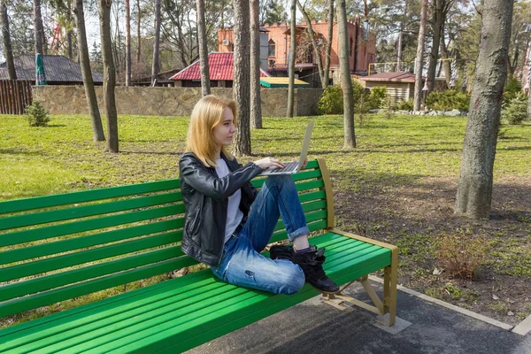 Vrouw met laptop — Stockfoto