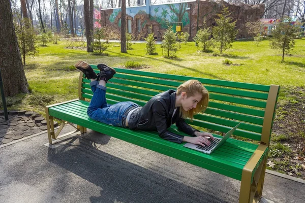 Dizüstü bilgisayarlı kadın