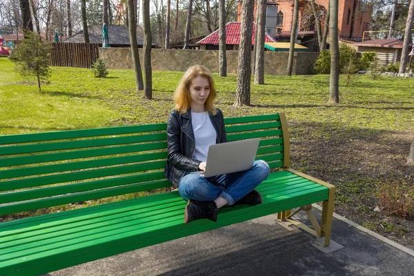 Dizüstü bilgisayarlı kadın