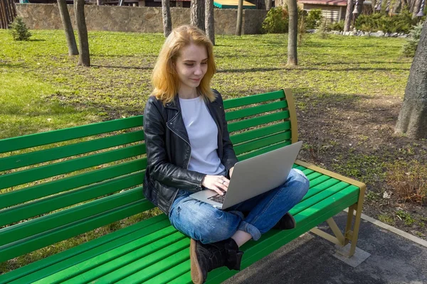 Dizüstü bilgisayarlı kadın