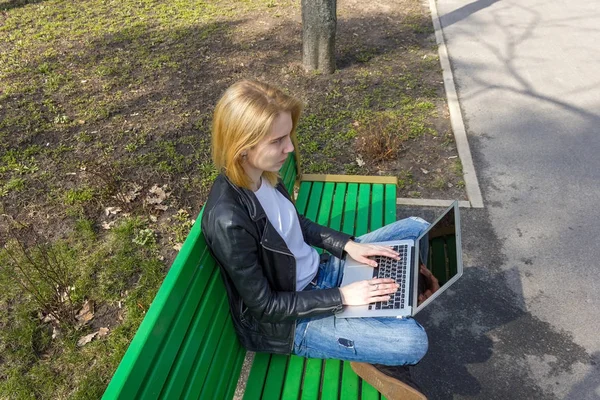 Žena s laptopem — Stock fotografie