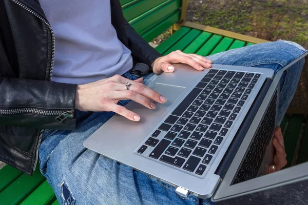 Dizüstü bilgisayarlı kadın