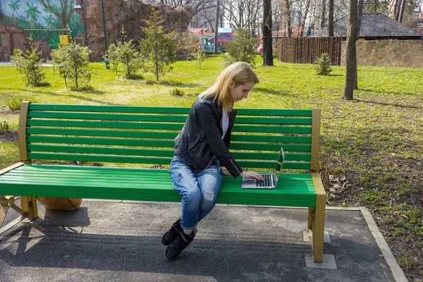 Dizüstü bilgisayarlı kadın