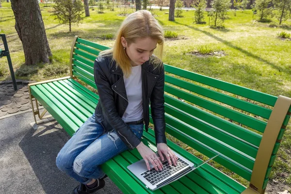 Mujer con portátil — Foto de Stock