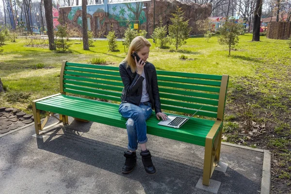 Vrouw met laptop en telefoon — Stockfoto