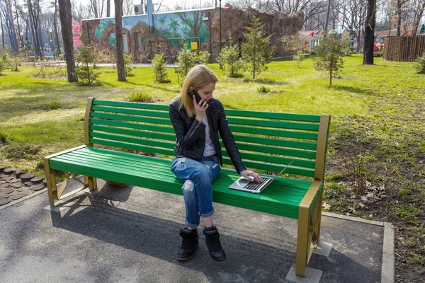 Vrouw met laptop en telefoon — Stockfoto