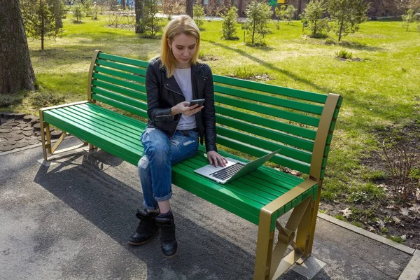 Vrouw met laptop en telefoon — Stockfoto