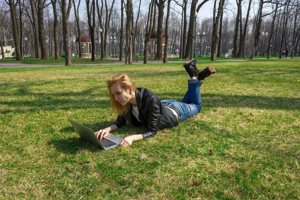 Vrouw met laptop — Stockfoto