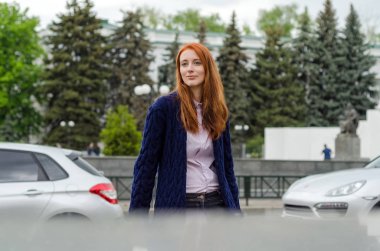 Şehirde yürüyen genç kırmızı kadın