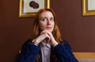 Genç kırmızı kadın dinlenme yakın çekim