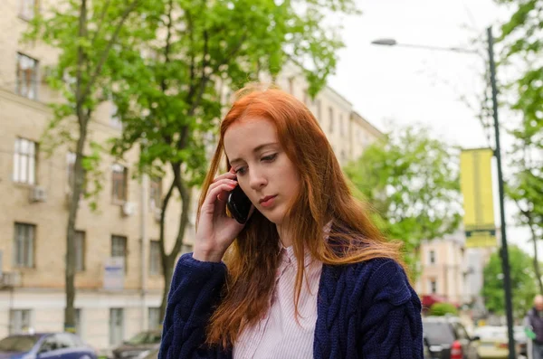 Jovem usando seu telefone celular — Fotografia de Stock