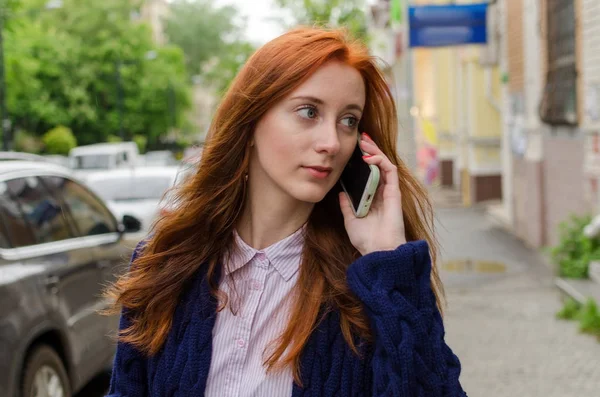Mujer joven usando su teléfono celular — Foto de Stock