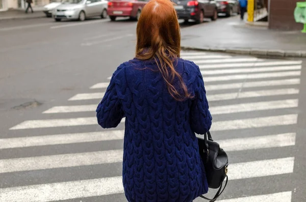 Молодая рыжая женщина, гуляющая по городу — стоковое фото