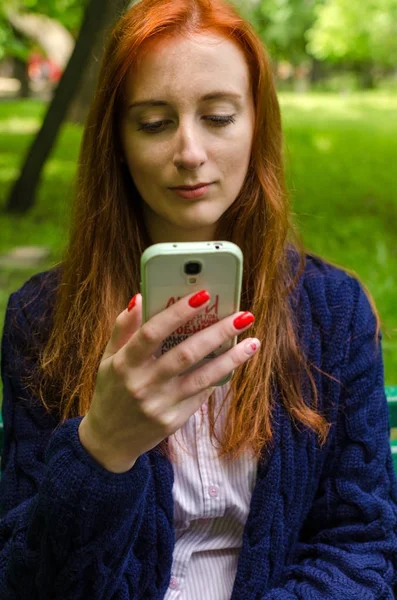 Mujer joven usando su teléfono celular — Foto de Stock