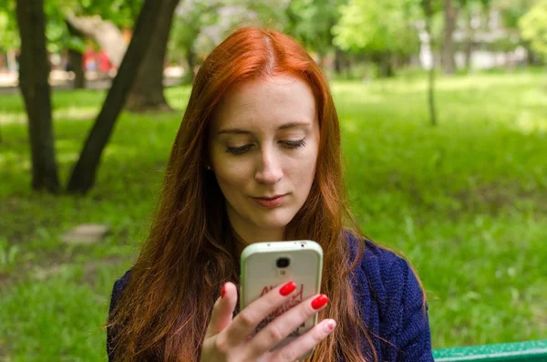 Mujer joven usando su teléfono celular — Foto de Stock