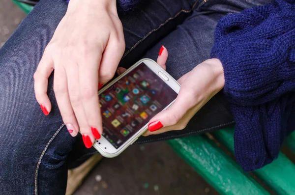 Mujer joven usando su teléfono celular — Foto de Stock