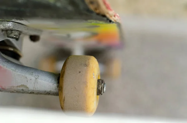 Jeune homme avec skateboard — Photo